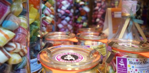 Gläser mit bunten Bonbons in der Bremer Bonbon Manufaktur