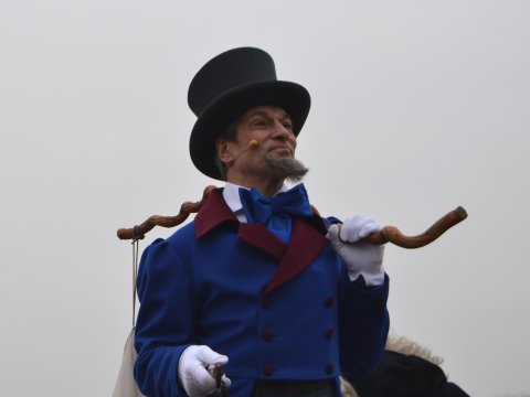 Ein Schauspieler mit Ziegenbart, Wanderstock, Zylinder und blauem Anzug; Quelle: WFB/bremen.online - MDR