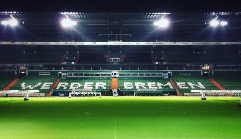 Zu sehen ist die leere Tribüne im Weserstadion. Der Schriftzug "Werder Bremen" ist lesbar.