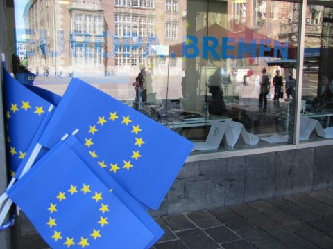 Zwei kleine blaue Fähnchen mit den gelben Sternen des EU-Logos
