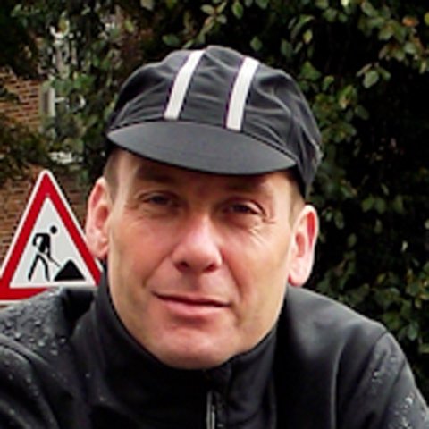 Portrait eines Mannes mittleren Alter mit Radfahrermütze