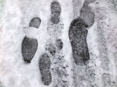 Fußabdrücke im schnee