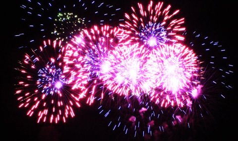 buntes Feuerwerk am Himmel