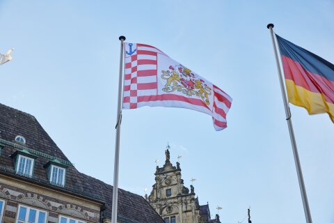 Man sieht die Flagge der Bremischen Schifffahrt vor dem Haus der Bremischen Bürgerschaft.
