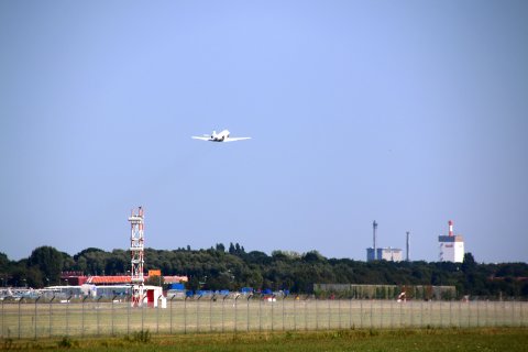 Ein kleines Flugzeug startet am Bremer Flughafen