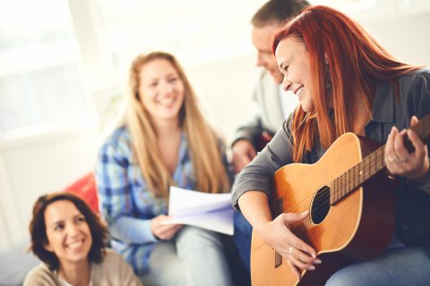 Eine kleinere Gruppe Männer und Frauen macht gemeinsam Musik