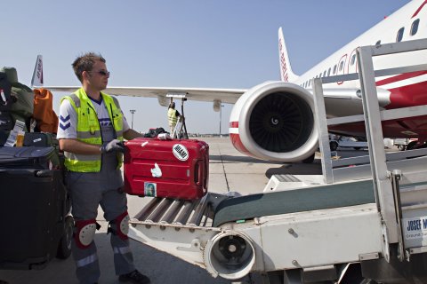 Gepäckverladung am Flughafen Bremen