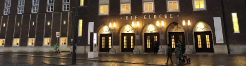 Eine Außenaufnahme des Konzerthauses Glocke an der Domsheide.