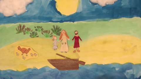 Ein gebasteltes Bild mit Kinderzeichnungen. Es zeigt ein Mädchen, eine Frau und einen Mann am Ufer, vor Ihnen liegt ein Boot im Wasser. Sie beobachten eine Henne mit vier Küken.