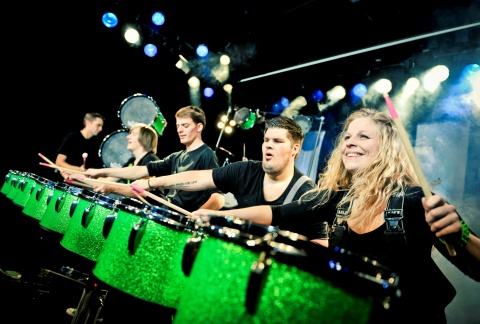 Das Bild zeigt die Drumshow "greenbeats".