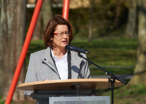 Eine Frau hält eine Rede