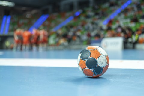Ein Handball auf einem Hallenboden