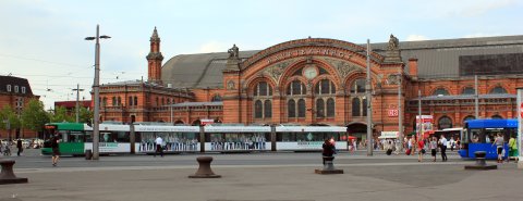 Eine Straßenbahn vor dem Bremer Hauptbahnhof