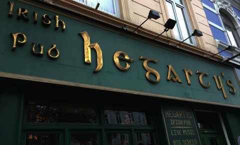 Die Fassade des Irish Pub Hegarty's am Ostertorsteinweg mit grün-goldenem Namensschild