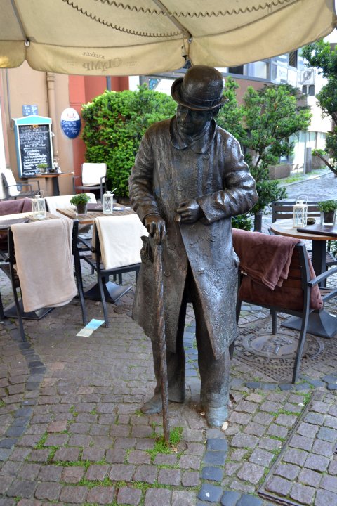Statue zeigt Heini Holtenbeen mit Hut und Stock