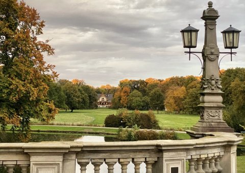 Der Bürgerpark im Herbst mit bunt gefärbten Bäumen mit Blick von einer Brücke.