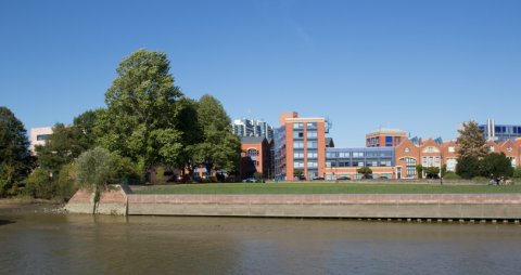 Die Hochschule Bremerhaven am Wasser