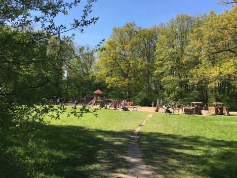 Ein Spielplatz im Grünen.