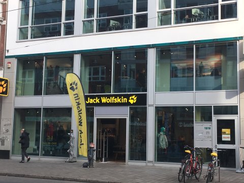 Zu sehen ist der Jack Wolfskin Store von Außen.