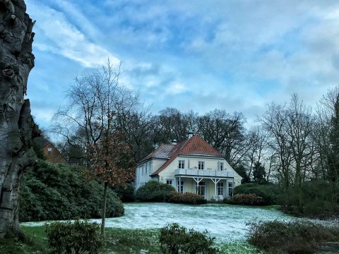 Ein sehenswertes Herrenhaus auf einem leicht verschneiten Grundstück im Stadtteil Oberneuland