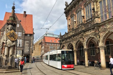 Straßenbahn auf dem Marktplatz