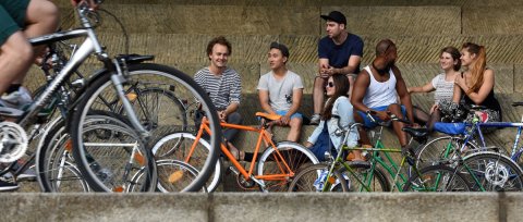 Junge Leute und Fahrräder