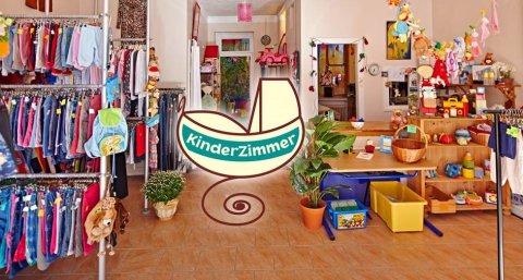 Spielzeug und Kinderkleidung im Geschäft: Das Kinderzimmer