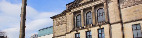 Die Kunsthalle Bremen von außen mit Osterglocken und blauem Himmel.