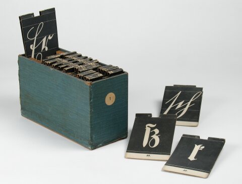 Eine alte Lesemaschine. Verschiedene Buchstaben sind auf kleinen schwarzen Tafeln gedruckt. 