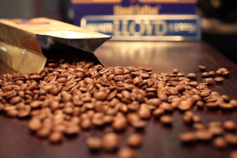 Kaffeebohnen auf einer Ablage