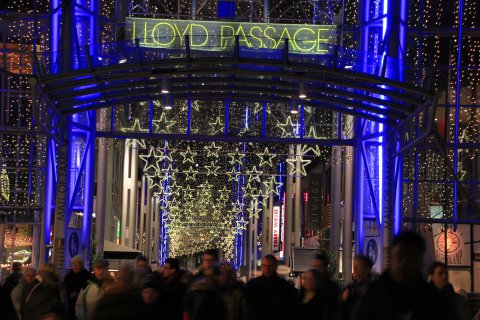 Blick auf die weihnachtlich dekorierte Lloydpassage