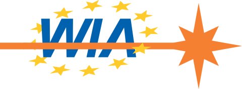 Auf einem weißen Hintergrund steht in blauer Schrift "WIA". Die Buchstaben werden von von 12 gelben Sternen umkreist. Ein orangener, wagerechter Streifen läuft über die Buchstaben und wird zu einem Stern.