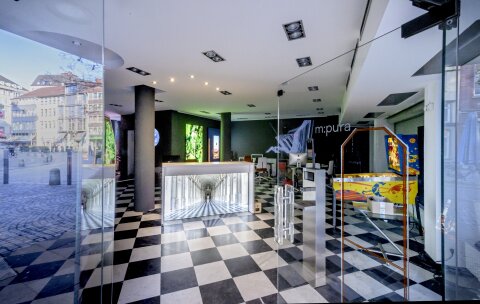 Blick in die Ladenräume von "m:pura", die im glänzenden Schachbrettmuster gefliest sind.