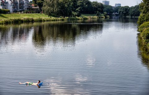 Mann auf einer Luftmatratze auf dem Werdersee