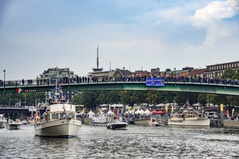 Zu sehen sind Boote während der Schiffsparade bei der Maritimen Woche auf der Weser.