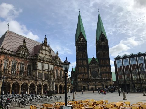 Blick auf Rathaus, Dom und Bürgerschaft auf dem Bremer Marktplatz.