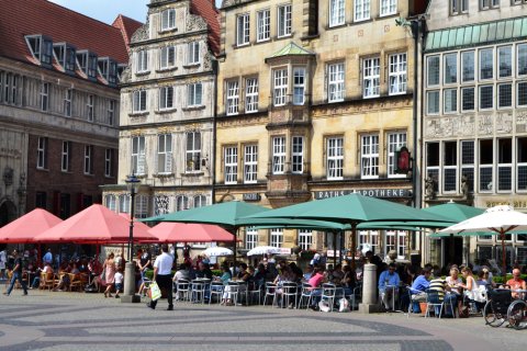 Der Bremer Marktplatz bei Sonnenschein