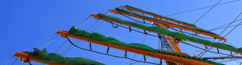 Mast der Alexander von Humboldt mit eingeholten Segeln.