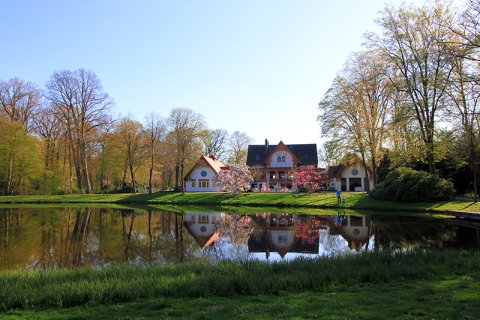 Blick über den Teich auf die Meierei im Bürgerpark
