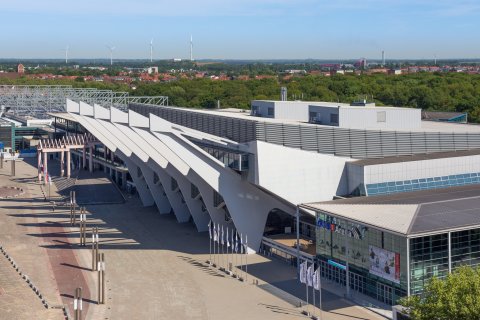 Eine Luftaufnahme von einem Teil der Messegebäude und der ÖVB-Arena.