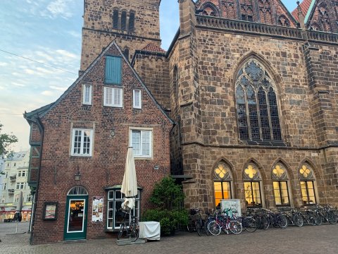 Die Backsteinfassade eines Cafés und einer Kirche in der Bremer Innenstadt.