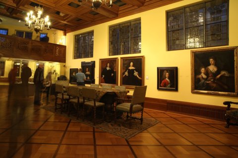 Großer Saal mit Gemälden an der Wand