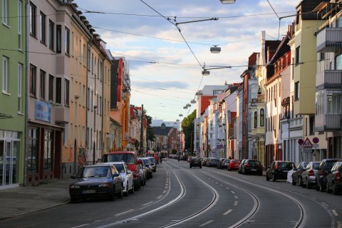 Straßenzug in der Neustadt, zu sehen sind viele bunte Häuser