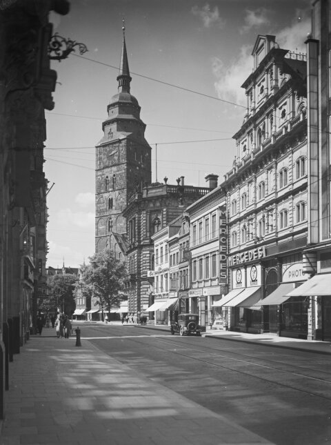 Eine schwarzweiß Aufnahme aus der Obernstraße. 