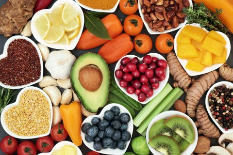 Zu sehen sind verschiedene Obst- und Gemüsesorten. 