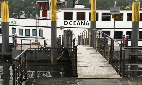 Die Oceana an ihrem Anlieger auf der Weser.