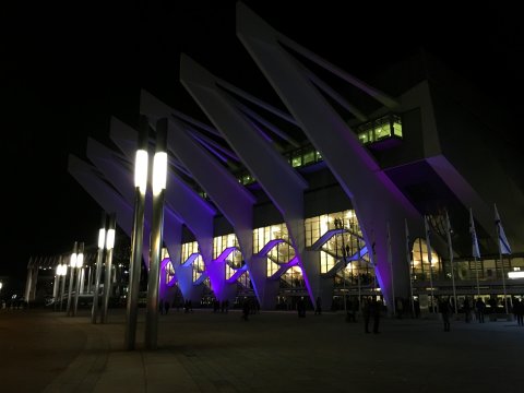 Die lila beleuchtete ÖVB-Arena bei Nacht.