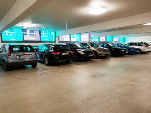 Eine Aufnahme in dem Parkhaus Stehpani, auf einer Etage mit parkenden Autos.