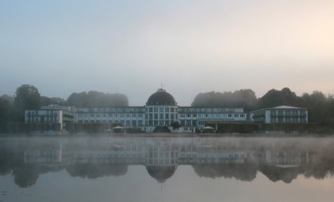 Das Parkhotel im Nebel.