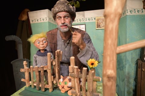 Auf der Bühne wird Peter und der Wolf inszeniert durch Mensch und Puppe.
